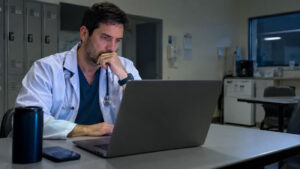 Médico analisando no seu notebook o Simples Nacional híbrido para médicos